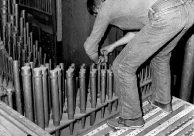 Orgelbaumeister Paschen beim Abbau der alten Orgel