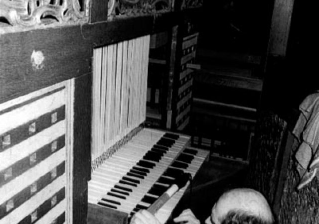 Orgelbaumeister Babel beim Regulieren der Traktur