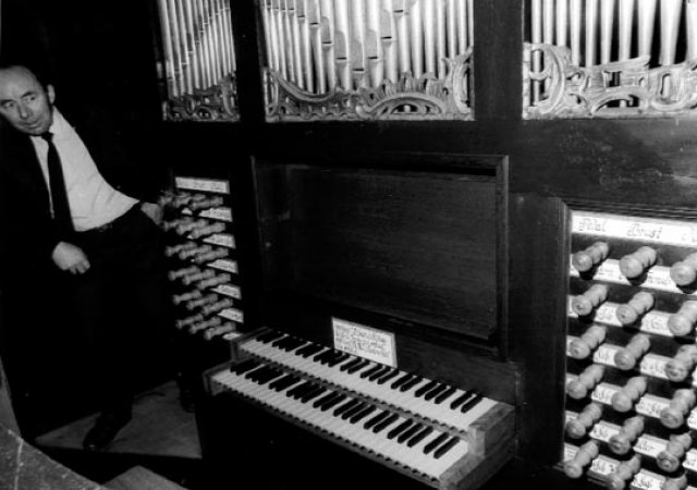 Christian Sönksen, einer der Initiatoren des Orgelbauvereins, begutachtet den neuen Spieltisch