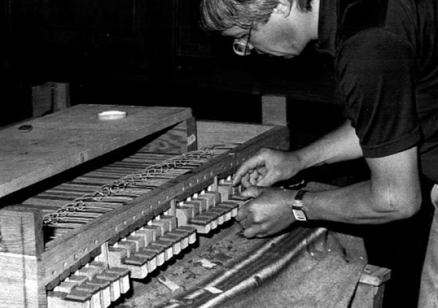 Orgelbaumeister Paschen bei Arbeiten an den Pedalen